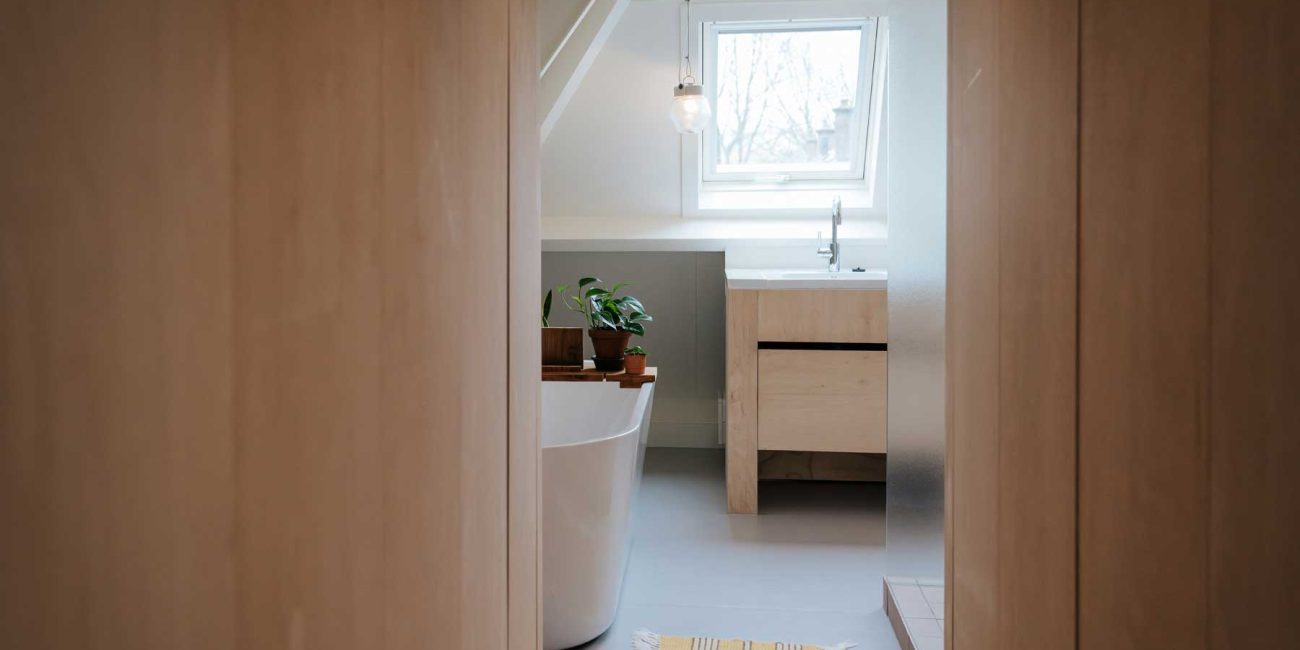 Zolderverbouwing: luxe slaapkamer met badkamer - door De Jonge Ontwerper Nieuwegein