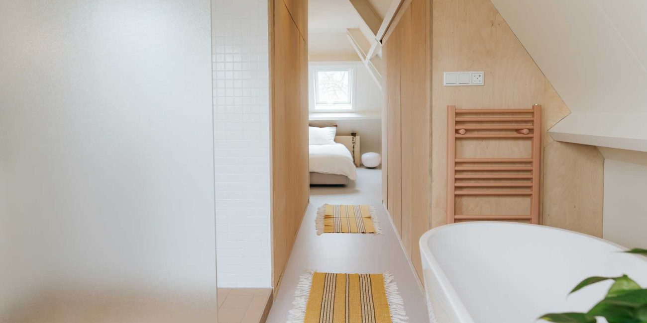 zolder met walk-in closet en slimme opbergruimte