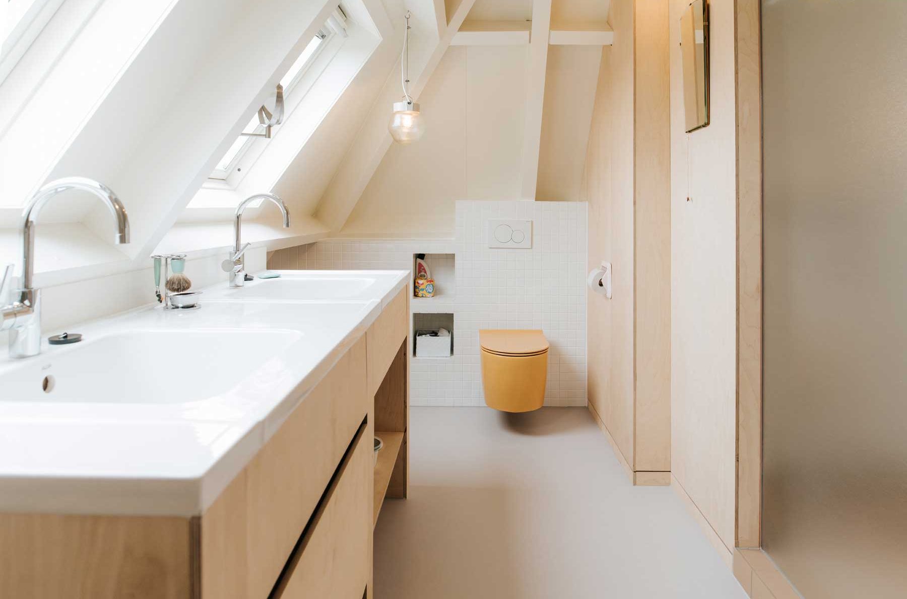 slimme interieurdetails zolder: ingebouwde wasmand en wc-rolhouder